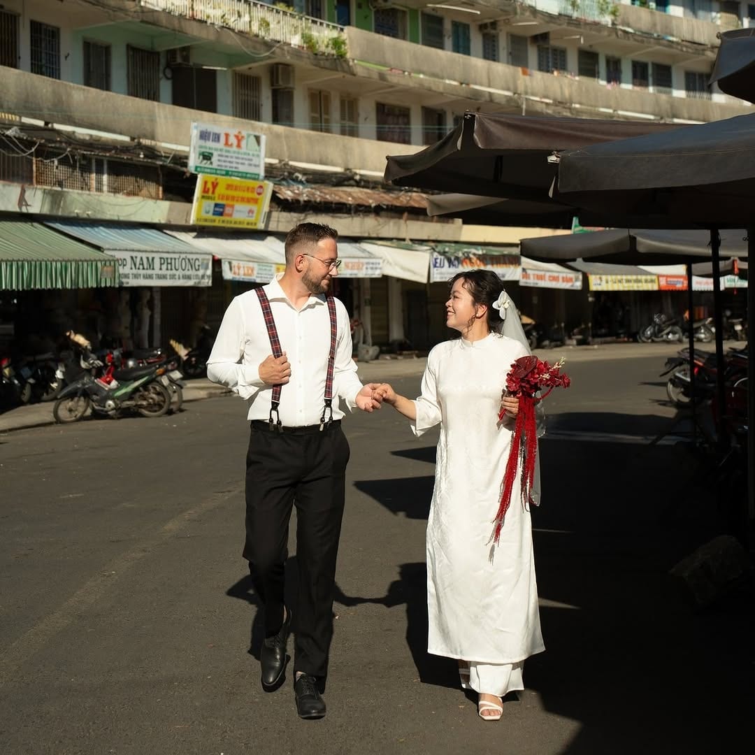 Cô dâu áo dài và chú rể dạo phố