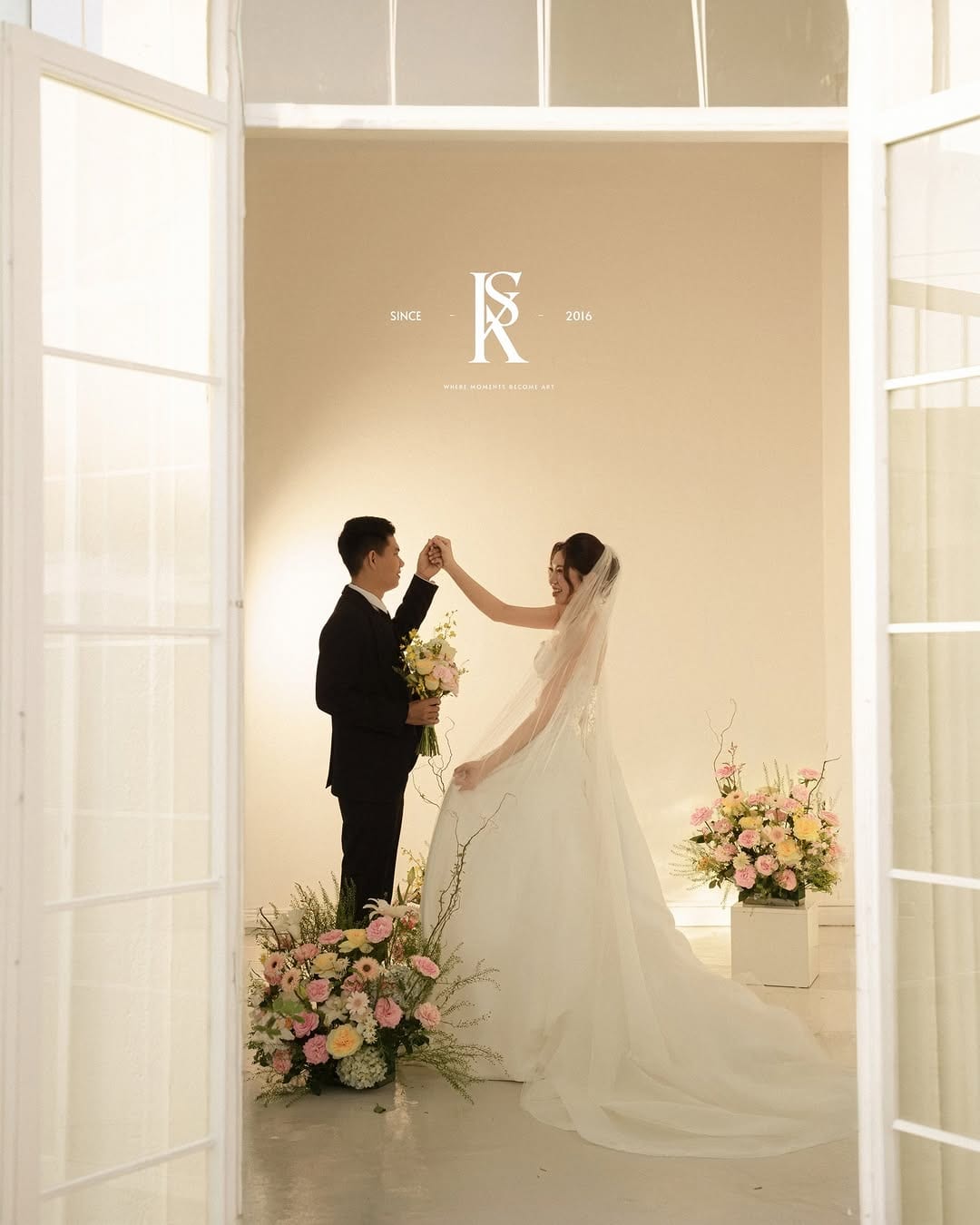 Cặp đôi khiêu vũ bên cửa sổ trong studio
