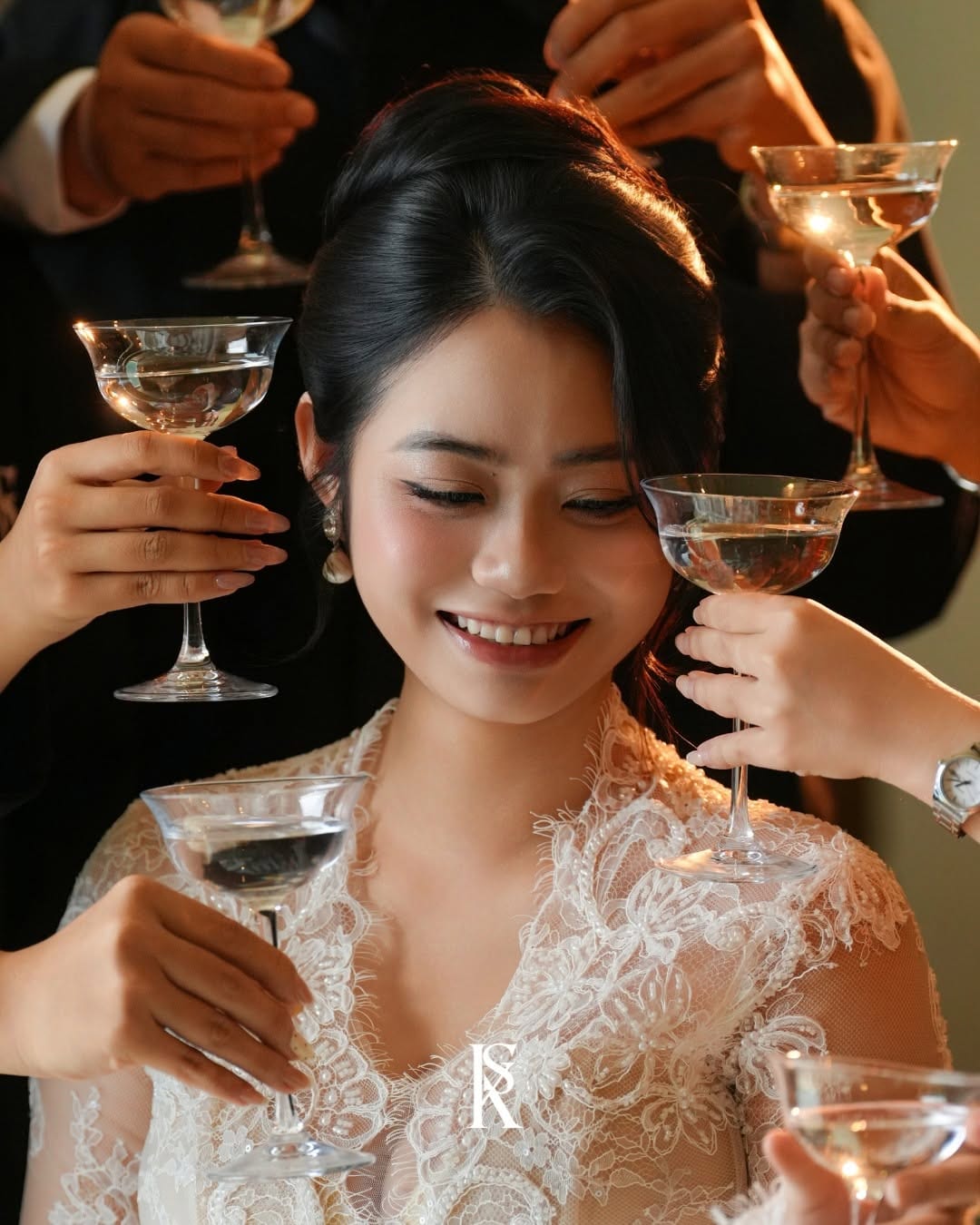 Cô dâu mỉm cười giữa những ly rượu chúc mừng